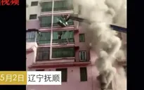 Trung Quốc: Người lái cần cẩu cứu 14 người bị kẹt trong tòa nhà cháy
