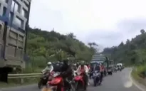 Đoàn phượt vượt ẩu tại khúc cua, suýt gây tai nạn