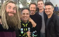 Dàn sao Avengers "bung lụa" liên tục chia sẻ các cảnh hậu trường