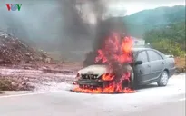 Đang chạy, ô tô bốc cháy ngùn ngụt trơ khung trên quốc lộ