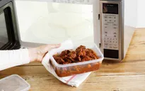 Những thứ bạn tuyệt đối không nên bỏ vào lò vi sóng