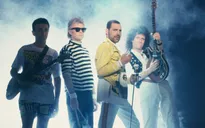 Sau “Bohemian Rhapsody”, ban nhạc huyền thoại Queen còn giàu hơn cả… nữ hoàng Anh