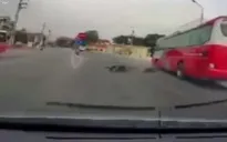 Clip: Xe khách nhập làn không quan sát gây tai nạn