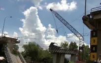 Cần cẩu gãy đôi khi trục vớt xe tải làm sập cầu Tân Nghĩa