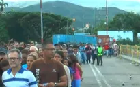 Người Venezuela tràn vào Colombia sau khi biên giới mở cửa