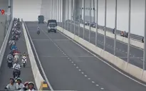 Tình trạng đi ngược chiều, sai làn trên cầu Vàm Cống đang diễn ra phổ biến