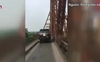 Mặc biển cấm, tài xế xe ô tô 7 chỗ vẫn ngang nhiên lái qua cầu Long Biên