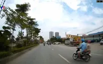 Xe máy chuyển làn không quan sát, suýt tông vào ô tô