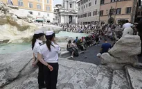 Rome cấm du khách ăn uống, leo trèo, lội qua các đài phun nước
