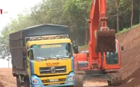 Hàng loạt xe chạy vào đường tránh để né trạm BOT