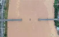 Sập cầu tại Trung Quốc, 2 ô tô rơi xuống sông