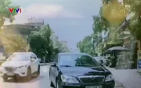 Lấn làn ngược chiều, tài xế ô tô bắt người đi đúng chiều phải tránh đường