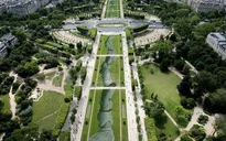 Bức tranh khổng lồ trên thảm cỏ Paris