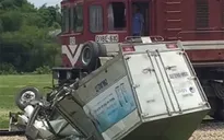Tàu hỏa đâm xe tải tại Hà Tĩnh