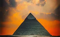 Đại kim tự tháp Giza có thể được xây dựng trên đỉnh đồi tự nhiên khổng lồ