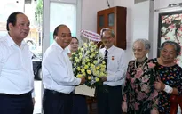 Thủ tướng Nguyễn Xuân Phúc thăm các nhà báo lão thành
