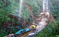 Sạt lở đèo Bảo Lộc làm ách tắc giao thông 5 giờ