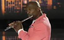America’s Got Talent 2019: Host Terry Crews trổ tài thổi sáo cùng thí sinh