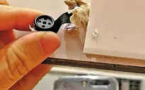 Nữ khách hàng phát hiện camera quay lén trong phòng thử đồ