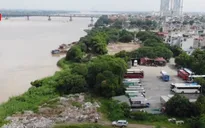 Đổ phế thải lấn sông Hồng