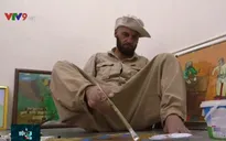 Họa sỹ Iraq vẽ tranh bằng chân