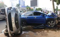 Ô tô đâm hàng loạt xe máy dừng chờ đèn đỏ, 3 người bị thương