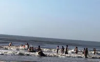 Hai du khách bị cuốn trôi khi tắm biển tại Thanh Hóa