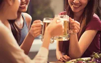 Rượu làm tăng nguy cơ ung thư vú ở phụ nữ