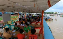 Lớp học tiếng Anh trên chợ nổi Cái Răng