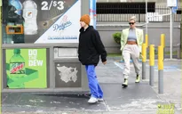 Vợ chồng Justin Bieber tranh chấp tên thương hiệu làm đẹp