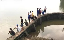 Lật thuyền đánh cá, 2 bà cháu mất tích trên sông