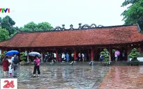 Sĩ tử cầu may mắn tại Văn Miếu Quốc Tử Giám