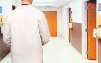 Đức: Một trợ lý bác sĩ bị tố lạm dụng bệnh nhi trong nhiều năm