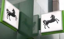 Anh: Tập đoàn ngân hàng Lloyds đóng băng 8.000 tài khoản để chống rửa tiền