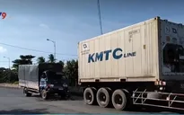 Tông vào xe đầu kéo, tài xế xe tải thoát chết ngoạn mục