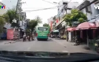 Xe máy suýt bị xe bus cán vì vượt ẩu