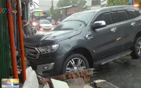 Ô tô mất lái tông sập tường nhà dân