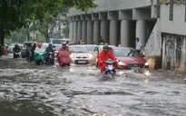 Nhiều tuyến đường ở TP.HCM ngập nặng do mưa lớn