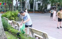 Người tự nguyện làm sạch đẹp vườn hoa Tao Đàn, Hà Nội