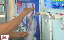Bệnh nhân viện K Tân Triều phấn khởi dùng nước sạch miễn phí