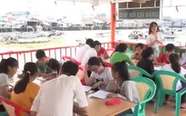 Lớp học tiếng Anh miễn phí cho trẻ em tại chợ nổi Cái Răng