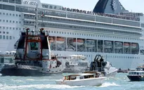 Tàu du lịch mất lái đâm vào bến tàu ở Venice