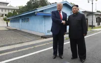 VIDEO: Cái bắt tay lịch sử giữa ông Donald Trump và ông Kim Jong-un tại DMZ