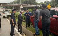 Hình ảnh Quốc vương Malaysia dừng xe giúp người bị nạn gây "sốt"