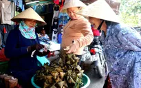 Chợ truyền thống nhộn nhịp ngày Tết Đoan Ngọ