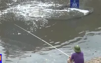 Người dân Hà Nội câu cá tại khu vực cải tạo sông Tô Lịch