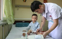 Kinh hãi căn bệnh khiến bé trai 3 tuổi tê liệt 2 chân, khó cử động chỉ sau giấc ngủ trưa