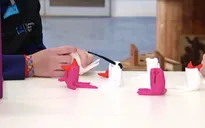 Học sinh làm chi giả in 3D cho gà