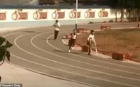Nghị lực nam sinh khuyết tật quyết tâm hoàn thành bài thi chạy 1.000m