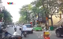 Suýt mất mạng vì vừa đi xe máy vừa nghe điện thoại